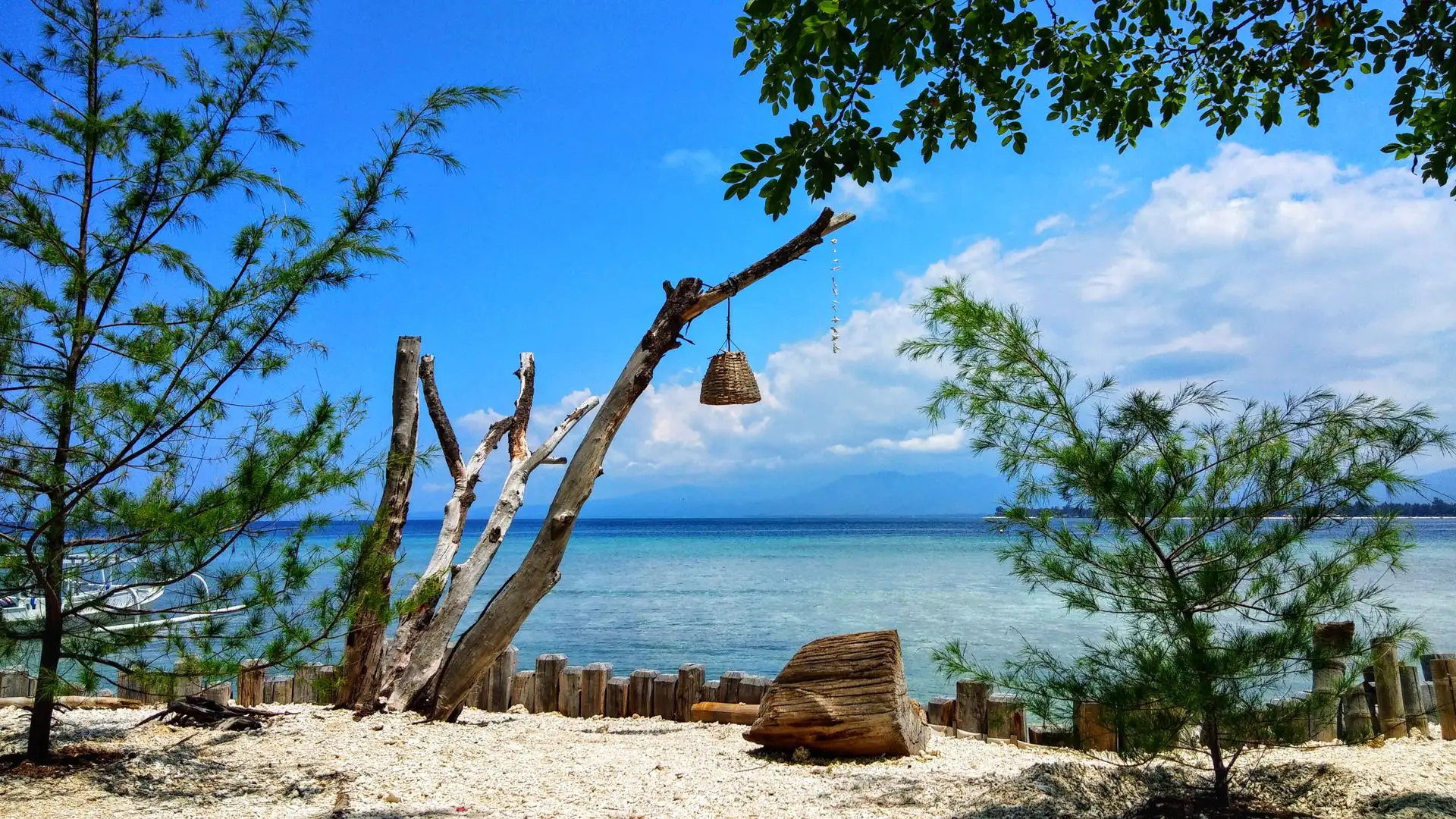 Rivage de sable blanc des îles Gili, avec le mont Rinjani à l'horizon