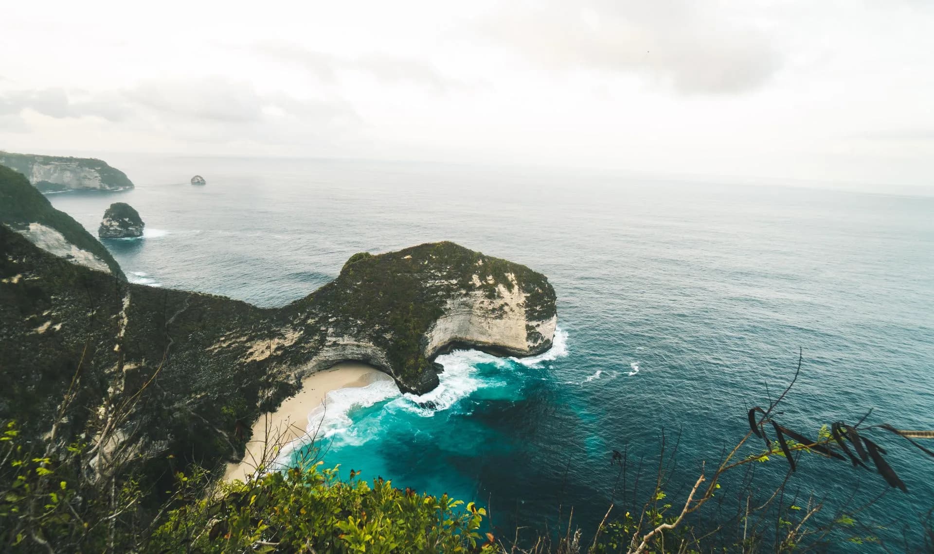 Vue aérienne de la falaise de Kelingking Beach, Nusa Penida